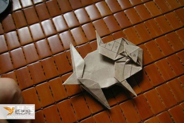 Illustrated tutorial on folding the massive Mabona Rhino using some simple origami