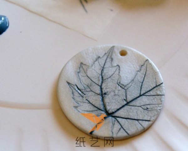 Tutorial on making a beautiful ultra-light clay necklace with leaf vein texture