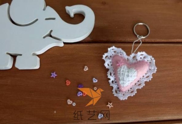 Tutorial on how to make a cute heart-shaped keychain