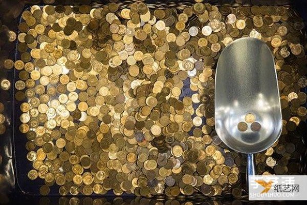 Use tens of thousands of one-cent coins to pave the floor with glittering gold and luxury.