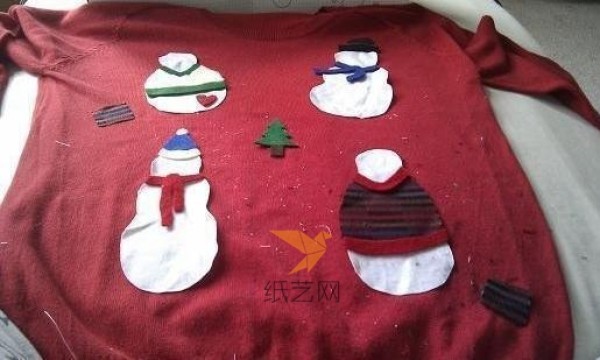 Tutorial on how to make Christmas gifts by transforming old clothes into snowman sweaters