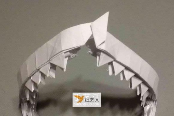 Illustration of the origami method of a very realistic shark mouth