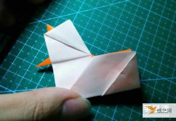 Detailed explanation of the manual method of folding a paper kingfisher tutorial.