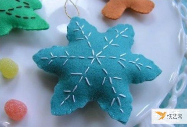 Christmas tree and gingerbread man Christmas-themed snowflake pendants made of non-woven fabrics