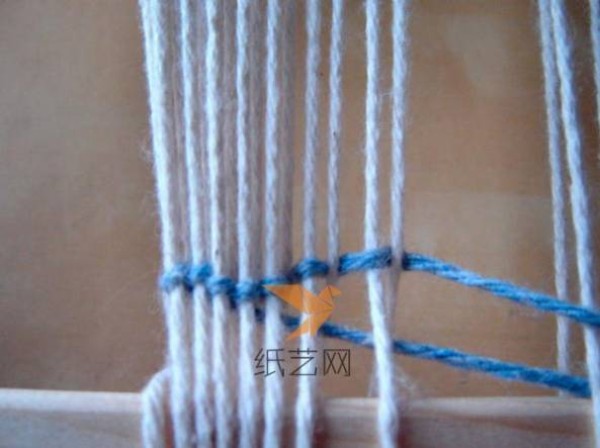 Hand-woven loom weaving heart-shaped decoration making tutorial