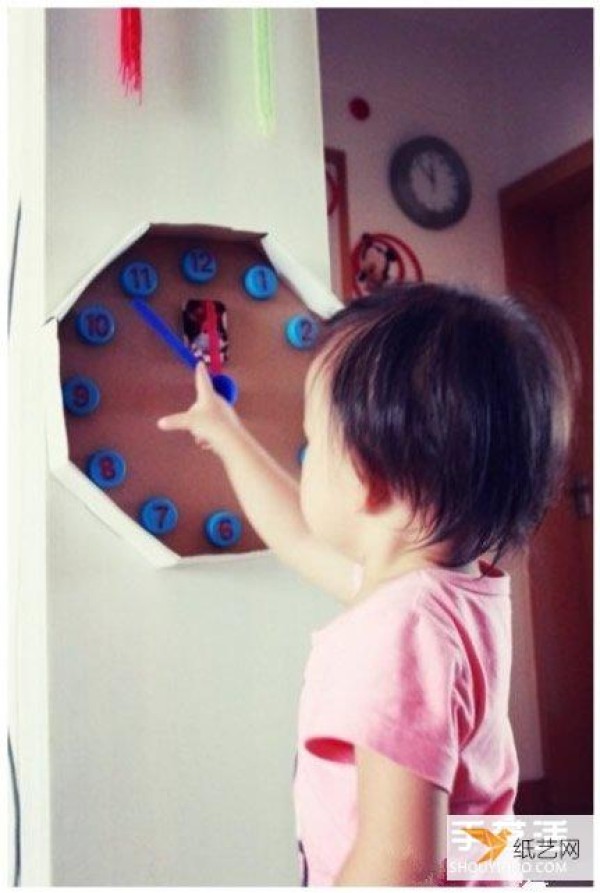 Use cartons and plastic bottle caps to make personalized childrens toy wall clocks