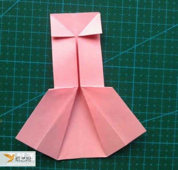 An illustrated tutorial on how to fold a simple origami skirt for children