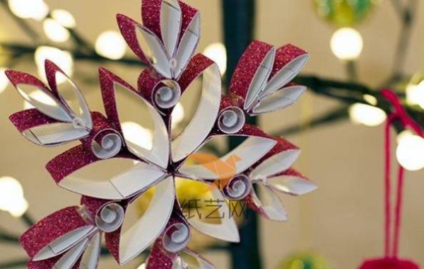 Tutorial on how to make sparkling handmade Christmas decorative snowflakes