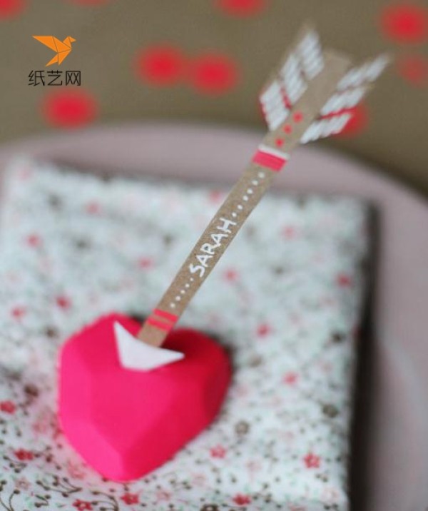 Tutorial on making romantic heart-shaped table decorations for Valentines Day