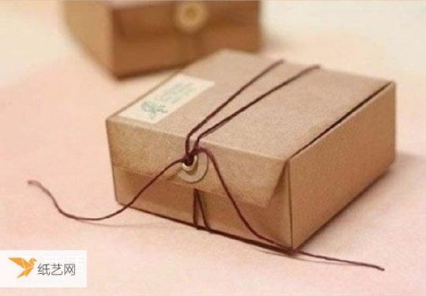 Illustration of a very common folding method for making gift packaging boxes and unfolding diagrams