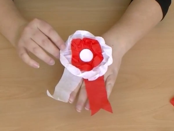 Video tutorial on making handmade badges and medals from crepe paper