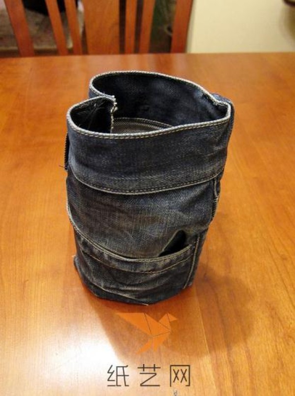 Tutorial on how to make a small bucket bag by remaking old jeans