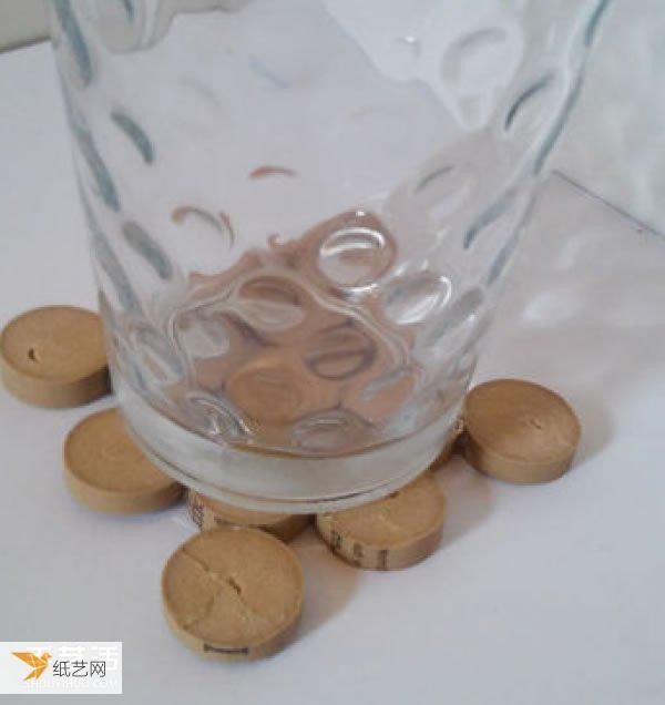 Tutorial on how to make handmade wine cork coasters using waste materials