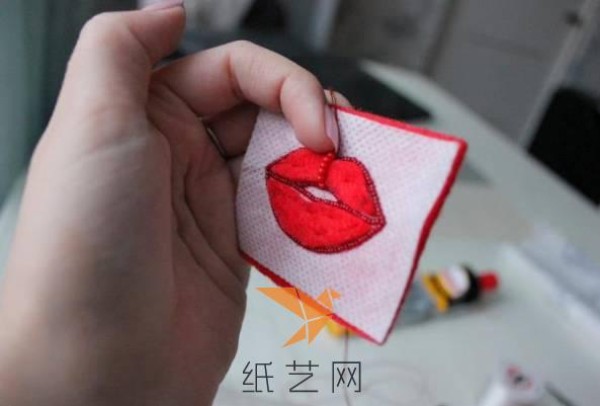 Tutorial on how to decorate a Valentine’s Day gift with red lip beads