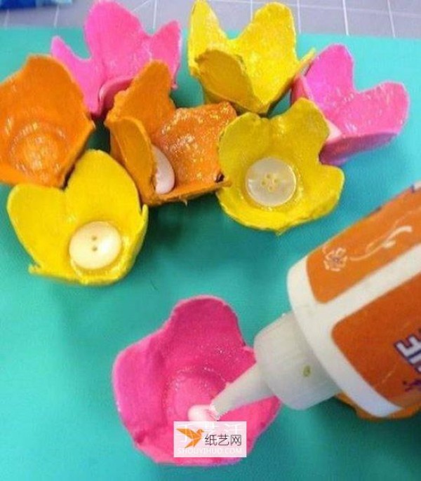 Three-dimensional flower decoration painting made by reusing egg trays