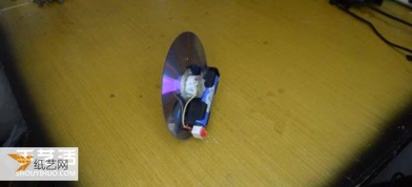 A small invention that uses hard disks and CDs to make anti-gravity toys