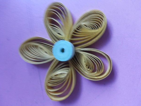 Make a simple and beautiful paper-quilled flower