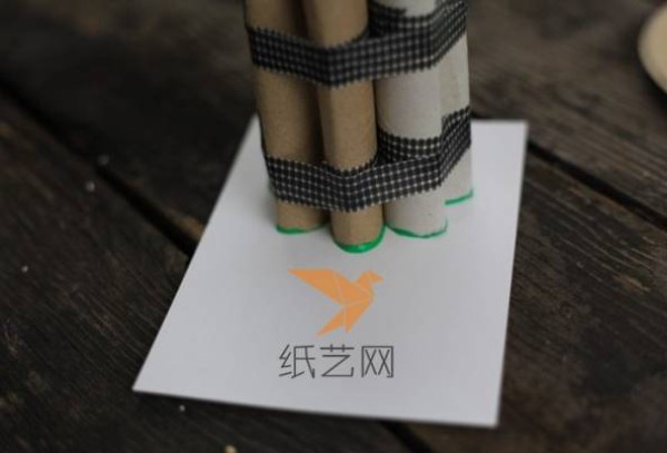 Creative paper art tutorial for making four-leaf clover stamps using waste paper tubes