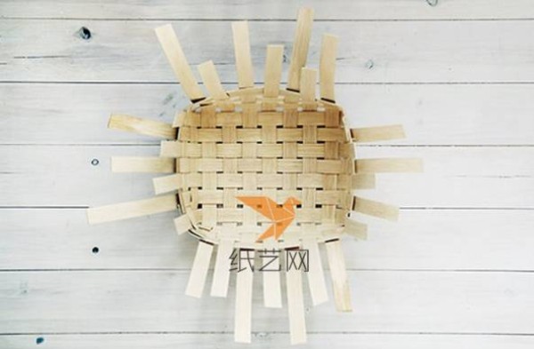 Tutorial on how to make a small hand-woven basket. Illustrated hand-made method of weaving a bamboo basket.