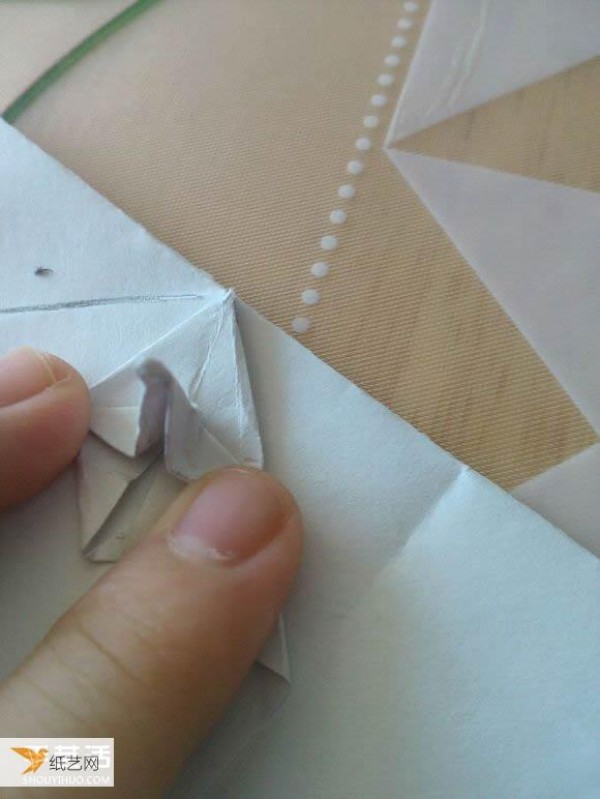 Step-by-step illustration of how to use origami to fold a cute grand piano