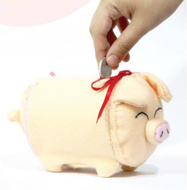 Tutorial on making a cute piggy bank from toilet paper tube waste