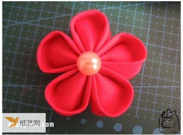 Illustrated tutorial on how to hand-make a personalized fabric cherry blossom brooch