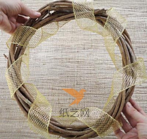 Detailed tutorial on holiday wreaths made from non-woven fabrics