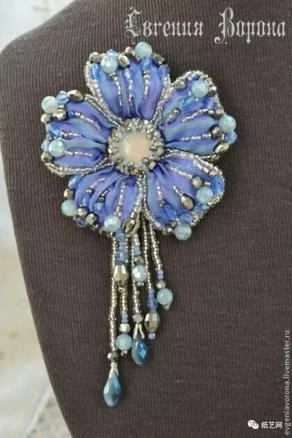 Super simple beaded brooch tutorial that you can make yourself