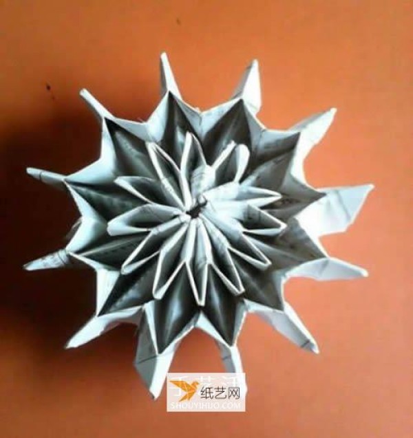 Illustration of how to fold paper fireworks by hand