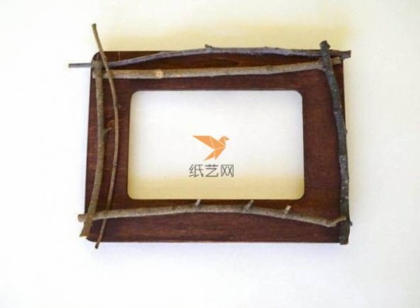 Tutorial on how to make an elegant pastoral style decorative frame made from waste branches.