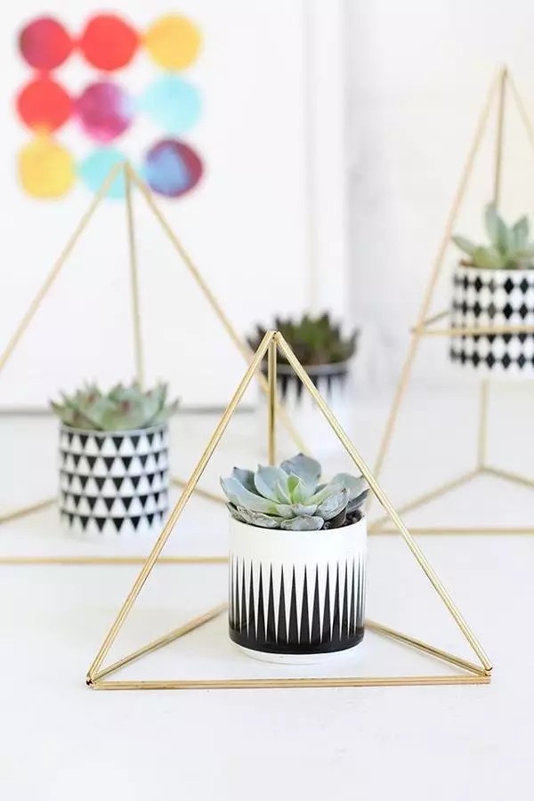 A few straws or metal pipes can make a succulent flower stand