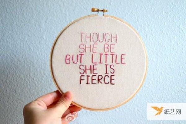 Appreciation and appreciation of pictures of small fresh embroidery works with text as the main pattern