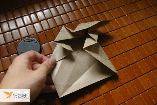 Illustrated tutorial for folding the massive Mabona Rhino using some simple origami