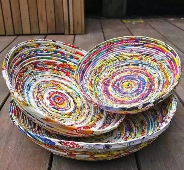 A roll of old newspapers and magazines can make a beautiful storage!