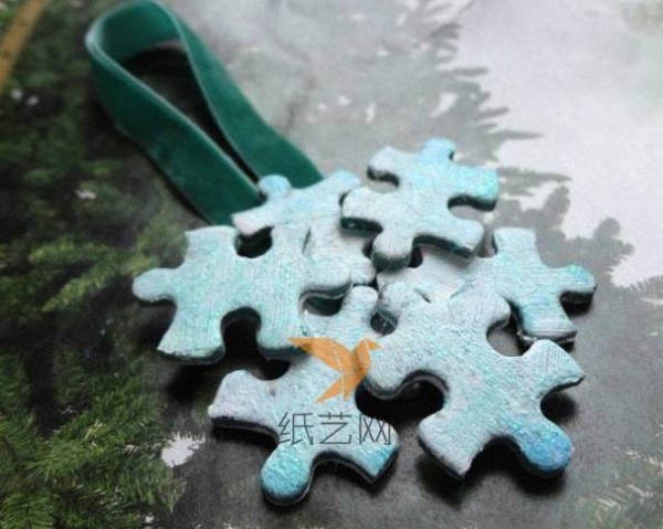 DIY Christmas tree decoration tutorial using puzzle pieces