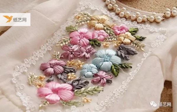 The flowers embroidered with beautiful ribbons are so beautiful! Tutorial attached!