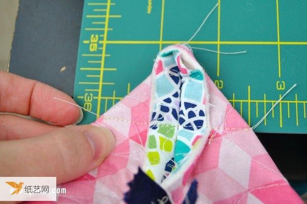 Tutorial on how to make a patchwork-style zipper bag that can be used as a cosmetic bag, pencil case or tool bag