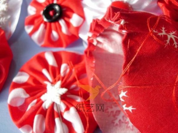 Tutorial on how to make Christmas decorative bouquets made of cloth