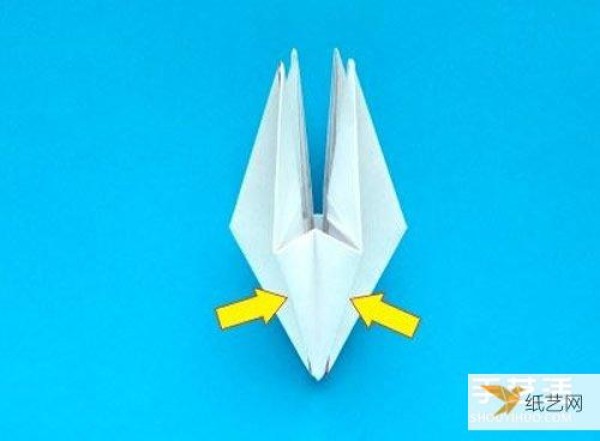 Illustrated tutorial on the folding steps of the seemingly complicated origami crab