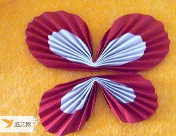 Steps for kindergarten children to make simple butterflies