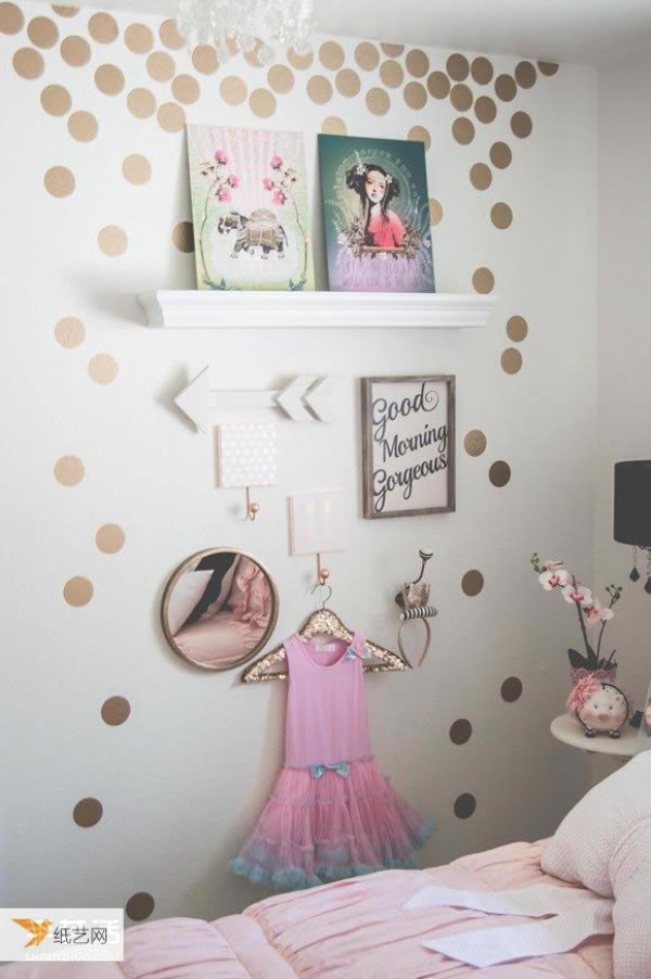 When you have a daughter, you need to create a beautiful ice cream-colored room for her.