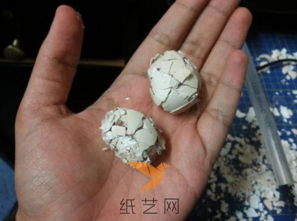 Tutorial on how to use egg shell waste to make cute chick decorations