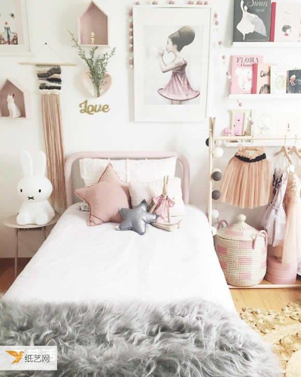 When you have a daughter, you need to create a beautiful ice cream-colored room for her.