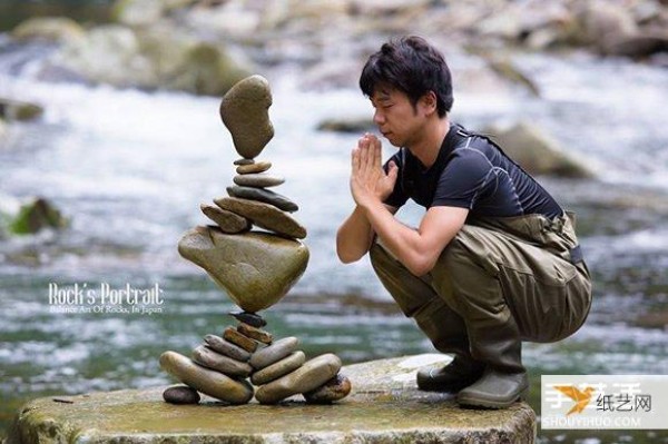 Against gravity and sound waves, the artist challenges the high-decibel environment by stacking stone towers