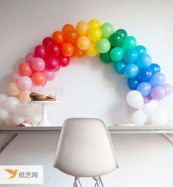 Use balloons to match colors to create a beautiful rainbow door