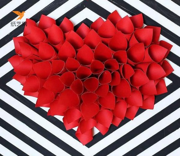 Simple and elegant Valentines Day heart-shaped decoration