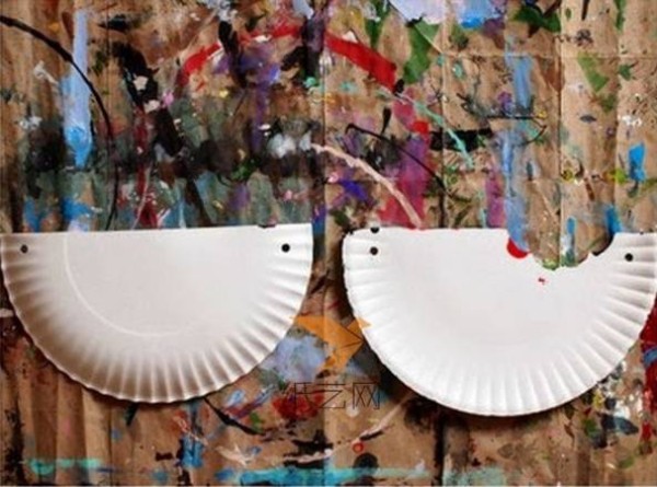 Use disposable dinner plates to make two-dimensional paper art decorations