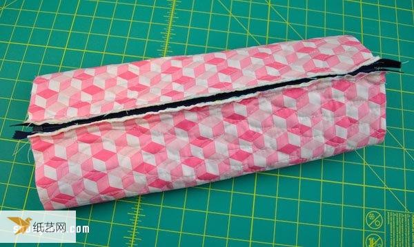 Tutorial on how to make a patchwork-style zipper bag that can be used as a cosmetic bag, pencil case or tool bag