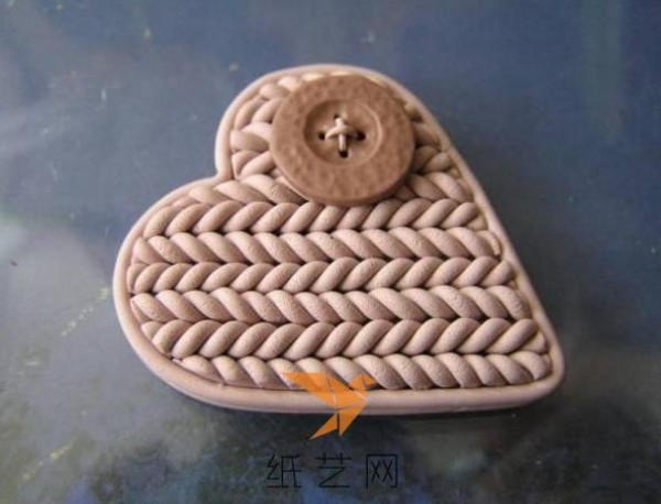 Tutorial on making a heart-shaped clay brooch for Valentine’s Day gift