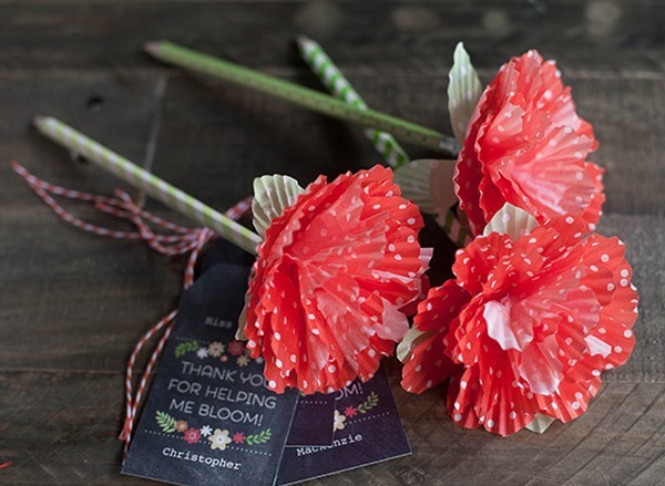 You can also make beautiful paper flowers with pencils and cupcake crusts